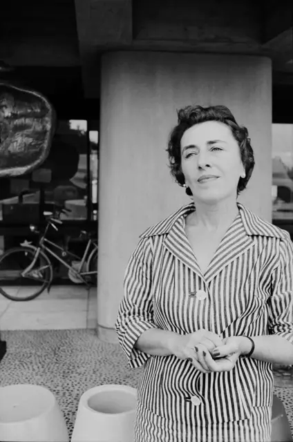 Gerti Deutsch (hier im Jahr 1960) verbrachte 1951 mit ihren Töchtern mehrere Monate in Alpbach. Es entstand eine umfangreiche Reportage über das dortige Alltagsleben – oben eine Schulszene. In der Ausstellung in Innsbruck wird die Sammlung erstmals gezeigt. | Foto: © FOTOHOF Archiv/Gerti Deutsch