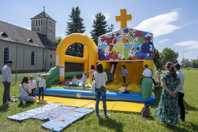 Mit der Hüpfkirche hatten die jüngsten Festgäste bei der Feier anlässlich „90 Jahre Pfarre Graz-Hl. Johannes Bosco“ eine große Freude. In den 1930er Jahren wurde dank der Salesianer ein altes Munitionslager zu Kirche und Pfarrzentrum umgebaut. | Foto: Pfarre