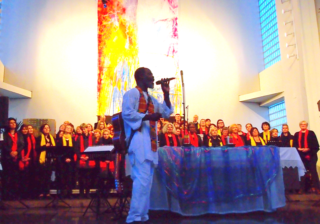 Wo immer der Gospelchor singt, springt der Funke der Begeisterung über. Menschen erleben lebendige Gemeinschaft jenseits einer starren Kirche. Chorleiter Jack Brew (Mitte) versteht es, Menschen mit seiner Glaubensfreude anzustecken und SängerInnen aus dem ganzen SR anzusprechen. | Foto: Pfarre