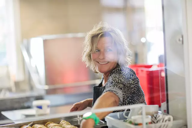 2.093 Ehrenamtliche helfen – wie hier bei der Essensausgabe im Marienstüberl – mit, dass die vielfältigen Angebote der Caritas für Ärmste und Notleidende Tag für Tag aufrechterhalten werden können. | Foto: Caritas