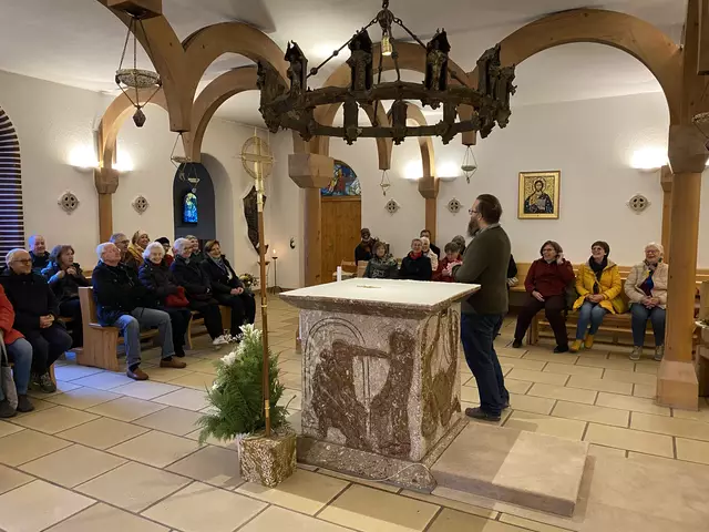 Ein Gemeinschaftserlebnis war die Fahrt zum Europakloster Gut Aich, zu der alle in der Liturgie Tätigen eingeladen waren. Die spirituelle Kraft des Ortes, nach dem Motto „dankbar leben, friedvoll leben, heilsam leben“ und die geerdete Willkommenskultur der Brüdergemeinschaft beeindruckten. | Foto: Thomas Lang 