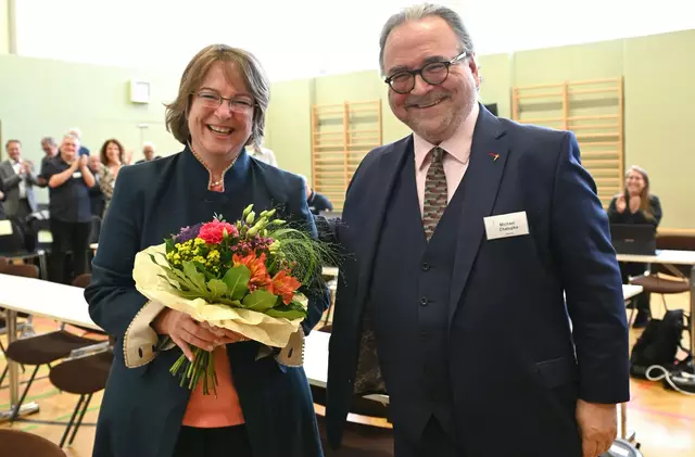 Der derzeitige Bischof der Evangelischen Kirche A. B. Österreichs, Michael Chalupka, gratulierte seiner Nachfolgerin Cornelia Richter (l.). Sie ist die erste Frau im Bischofsamt der evangelisch-lutherischen Kirche in Österreich. | Foto: EPD/Uschmann