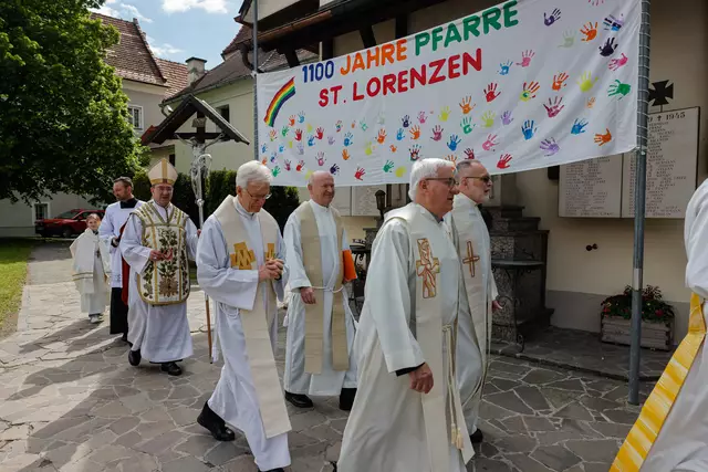 Das Drei-Tages-Fest der Pfarre St. Lorenzen im Mürztale von 23. bis 25. Mai fand seinen Abschluss bei einem Festgottesdienst mit dem Salzburger Erzabt Korbinian Birnbacher (links im Bild mit Mitra und Stab).  | Foto: Neuhold
