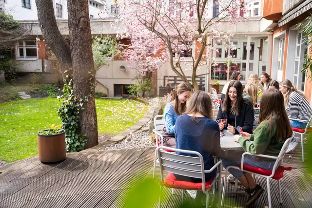 Im Garten des Mädchenheims. | Foto: Stiftung Scheuchenstuel