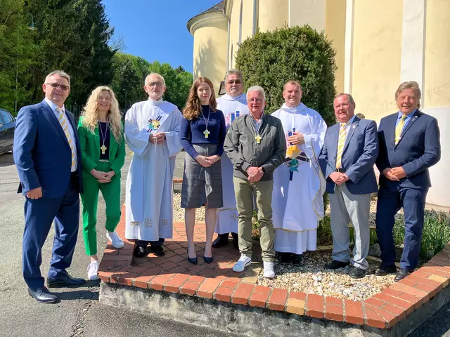 Rotenturm. Die Mesnergemeinschaft feierte ihr 15-jähriges Jubiläum mit Pfarrer Jacek Czerwinski und Pfarrer Kurt Aufner.