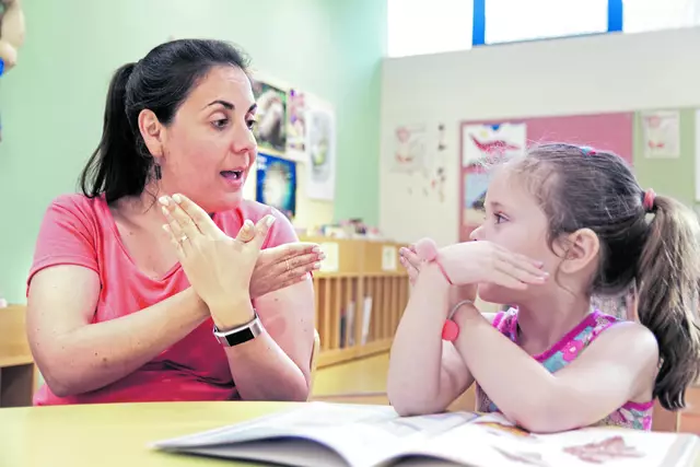 Eine Gebärdensprache ist ebenso komplex wie eine Lautsprache: Wie ein Wort kann eine Gebärde mehrere Bedeutungen beinhalten.  | Foto: JuanCi Studio / Adobe