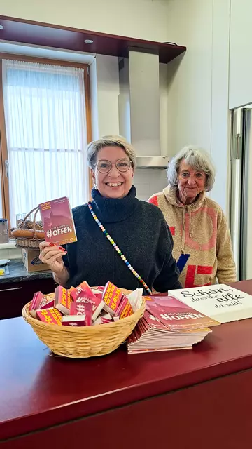In Purbuch liehen Frauen durch ihren Willkommensgruß der Kirche ein freundliches Gesicht.