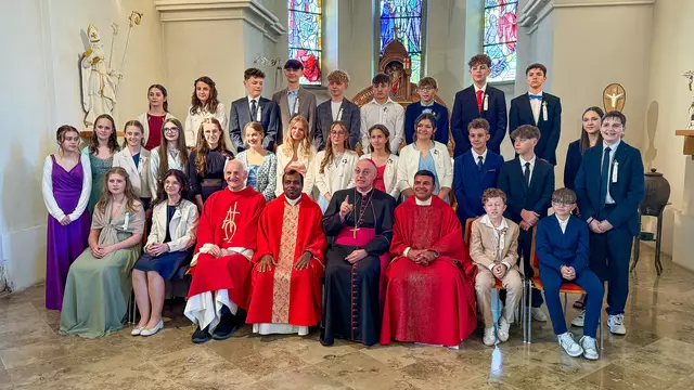 Gruppenfoto zur Firmung in der Pfarrkirche von Kirchfidisch.