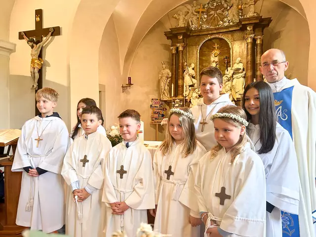 Weingraben. Am 17. Mai leitete Pfarrer Grzegorz Kotynia den Gottesdienst mit der Erstkommunion.