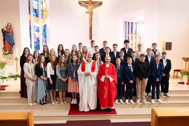 St. Margarethen. Generalvikar Wüger stärkte die Jugend durch das Firmungssakrament. Mit im Bild Pfarrer Richard Geier.