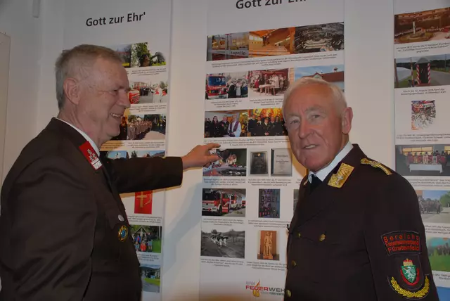 Stolz auf ihre Ausstellung im Feuerwehrmuseum in Groß St. Florian sind die Florianis des Feuerwehrbereichs Fürstenfeld. Im Bild: Ehrenhauptbrandmeister Franz Rabl (Altenmarkt b. Fürstenfeld) mit Ehrenbereichsfeuerwehrkurat Pfarrer em. Peter Rosenberger bei der Eröffnung. | Foto: Franz Kaplan