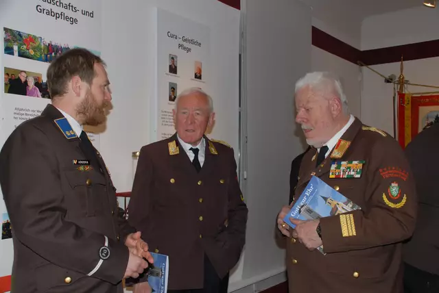 Oberbrandinspektor Mario Hörzer mit Ehrenbereichsfeuerwehrkurat Peter Rosenberger und Ehrenbrandrat Josef Pfingstl bei der Eröffnung der Ausstellung. | Foto: Franz Kaplan
