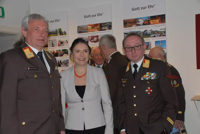 Landesbranddirektor Reinhard Leichtfried mit Museumsleiterin Katrin Knaß-Rossmann und Oberbrandrad Gerald Derkitsch vom Bereichsfeuerwehrverband Fürstenfeld. | Foto: Franz Kaplan