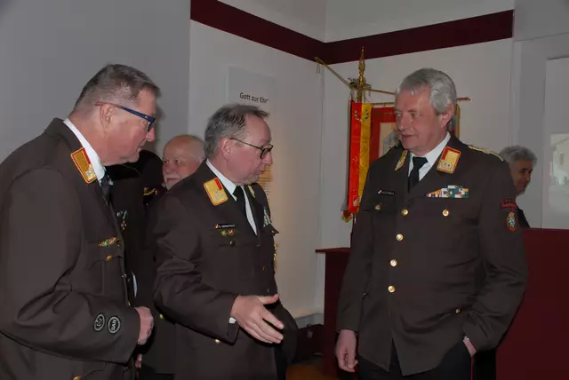 Brandrat Gerhard Engelschall und Oberbrandrat Gerald Derkitsch vom Bereichsfeuerwehrverband Fürstenfeld mit Landesbranddirektor Reinhard Leichtfried. | Foto: Franz Kaplan