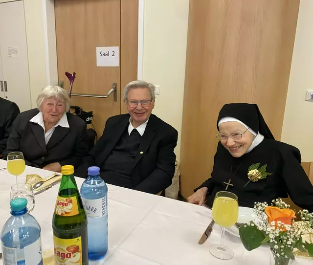 Jubilarin Sr. Josefa Maria Stieglbauer (r.) mit ihren Geschwistern Rosa Stipper und Karl Stieglbauer, em. Pfarrer von Preding. | Foto: Stieglbauer