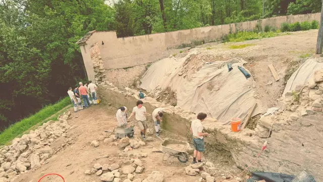 Beim Wiedererrichten eines Stückes eingestürzter historischer Außenmauer der Abtei Seckau können SchülerInnen der HTL Zeltweg Erfahrungen in Denkmalpflege sammeln. | Foto: HTL Zeltweg