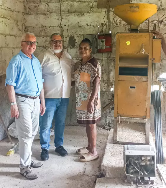 Projektpartner. Im Dorf Recreo erleichtert eine Maschine die mühevolle Arbeit des Reis-Schälens vor dem Verkauf. Eine Bäuerin zeigt Helmut Dachs von Sei So Frei (l.) und Reinhold Oster stolz den von allen im Dorf genutzten, mit Spenden finanzierten Apparat.  | Foto: Steiner
