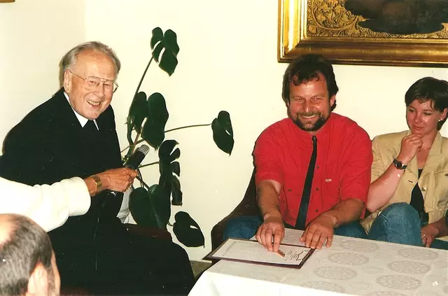 Die Selbstverpflichtung der Weizer Pfingstvision in zehn Punkten unterschrieb Kardinal König (l. Bild l.) 1995 als Erster, berichtet Fery Berger (l. Bild, r.). | Foto: Archiv