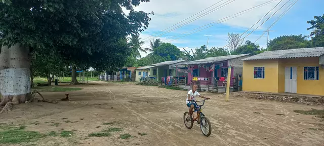 Karges Leben am Fluss. In den abgeschiedenen Dörfern im Landesteil Bolívar leben die Menschen hauptsächlich von dem, was sie anbauen und ernten. Im Dorf Leticia (Bild) unterstützt die Mutter-Herlinde-Moises-Stiftung (FMHM) mit Spenden aus Österreich und der Hilfe von Sei So Frei Kinder beim Lernen und bietet alle drei Wochen medizinische Betreuung. Am Tag unseres Besuches in Leticia ließen sich 200 Menschen behandeln.  | Foto: Steiner