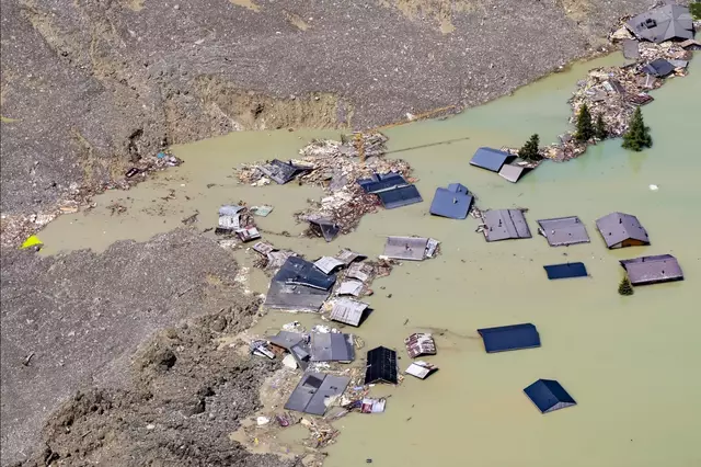 Im Walliser Lötschental verschüttete ein Bergsturz den Großteil des Dorfes Blatten.  | Foto: Redcross CH