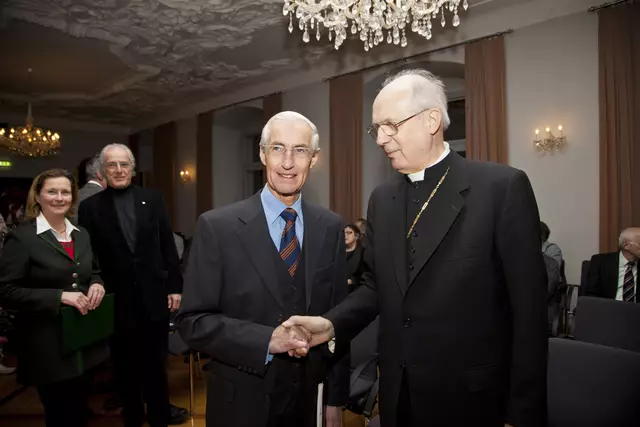 Der Grazer Altbürgermeister Alfred Stingl (l.) starb am 29. Mai. 2012 erhielt er den Kurt-Schubert-Gedächtnispreis für interreligiöse Verständigung. Im Bild mit Bischof Egon Kapellari. | Foto: Neuhold