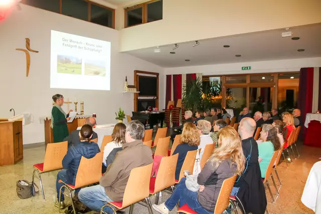 Neuhaus am Klausenbach. Elisabeth Ertl hinterfragte in ihrem Vortrag den Schaden und Nutzen des Menschen für die Erde.