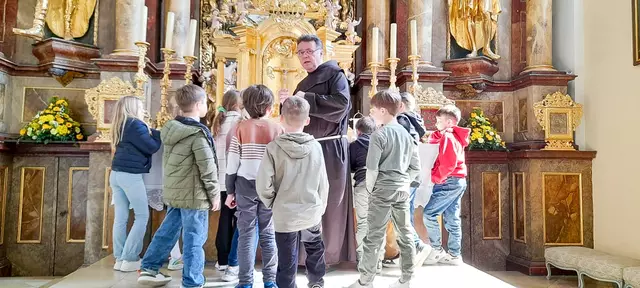 Frauenkirchen. P. Thomas Lackner OFM leitet die Erkundungstour der Erstkommunionvorbereitung in der Basilika Maria auf der Heide.