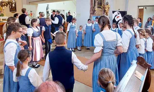 Purbach. Die Volkstanzgruppe mit rund 20 Erwachsenen und ebenso vielen Kindern und Jugendlichen zeigte eindrucksvoll, wie lebendig Volkstanz in der Gemeinde ist.