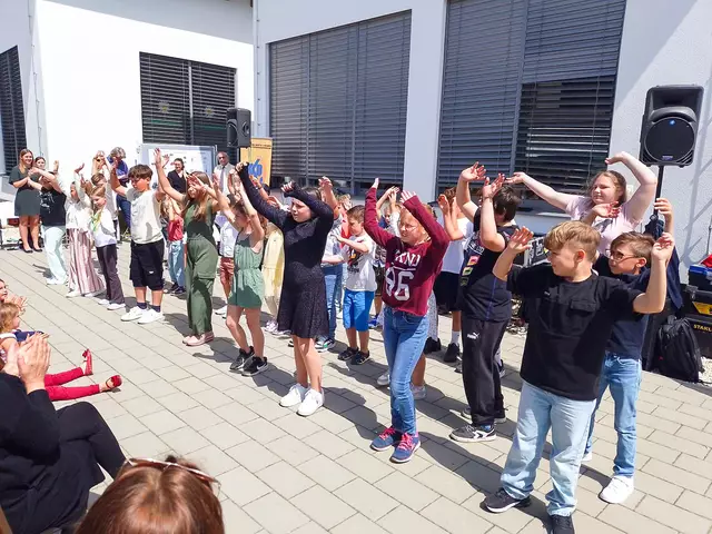 Neuberg. Am 24. Mai begann das Schulfest der Volksschule Neuberg mit einem Gottesdienst, gefeiert von Pfarrer David Grandits, gefolgt von Musik, Tanz und einem bunten Programm.