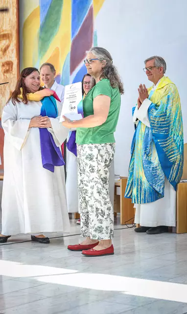Am 1. Juni übergab Gudrun Isak (l.) das „a+o“-Prädikat im Rahmen eines Hoffnungsgottesdienstes an den Pfarrverband Graz-Christkönig-Hl. Schutzengel, als erste Pfarren der Steiermark.Das diözesane Institut für Beratung und Psychotherapie (IFP) erhielt es 2024. | Foto: K. Fedorova