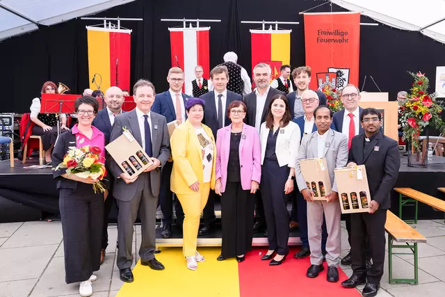 Oberpullendorf. 800 Jahre Geschichte und 50 Jahre Stadterhebung wurden mit Ausstellungen, Musik und Festakt gefeiert. Landesrat Heinrich Dorner (hinten, 2. v. re.) lobte die hohe Lebensqualität. Die Pfarre steuerte „50 Segenswünsche“ zum Jubiläum bei.