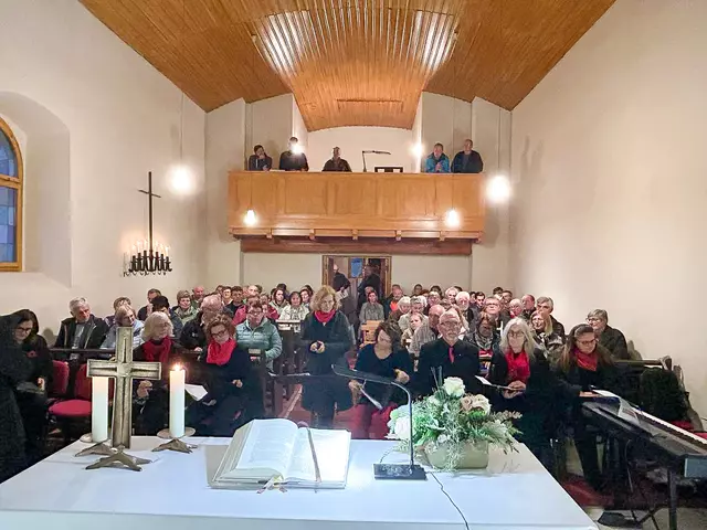 Oberwart. Unterstützt vom Singkreis der reformierten Kirche sang man unter Anleitung von Daniel Csefalvay und begleitet von Elisabeth Bundschuh.