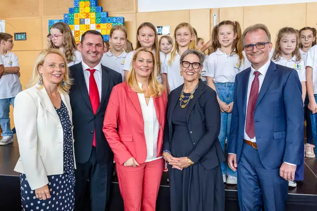 Neusiedl am See. Die Klosterschule feierte ihr 150-jähriges Bestehen – ein bedeutendes Jubiläum für eine Bildungseinrichtung mit starken Wurzeln und offenem Blick in die Zukunft. Bildungslandesrätin Daniela Winkler (3. v. re.) würdigte die Schule als Ort gelebter Werte, moderner Pädagogik und bleibender Gemeinschaft.