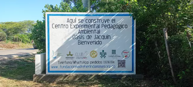 „Bienvenido“: Willkommen in der Oase! Gleich an der Straße beginnt der Lehr- und Naturschutzgarten, der auch von Hilfsorganisationen, Ministerien und Privatpersonen aus Österreich mitfinanziert wird. | Foto: Steiner