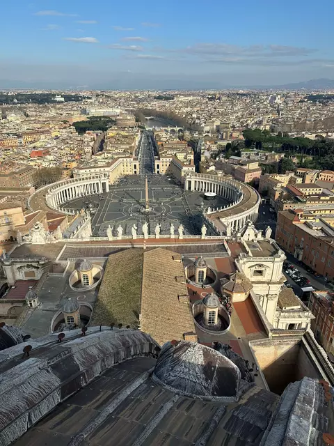 Blick von der Kuppel des Petersdoms auf den Petersplatz und die Via della Conciliazione. | Foto: Planitzer