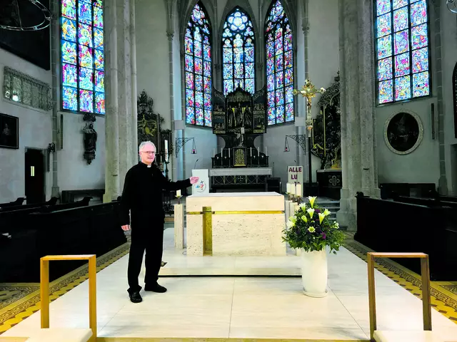 Pfarrer Christian Poschenrieder präsentiert eine der 13 diözesanen „Kirchen der Hoffnung“: „Seine“ Stadtpfarrkirche Waidhofen/Ybbs. 
 | Foto: Wolfgang Zarl