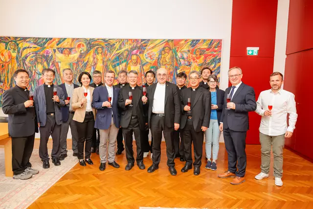 Die Bischöfe Wilhelm Krautwaschl, Linus Seong Hyo Lee und Johannes Freitag freuen sich mit VertreterInnen der Diözesanpartnerschafts-Arbeitskreise über den geschwisterlichen Erfahrungsaustausch und die gegenseitige Unterstützung in den Diözesen Masan und Graz-Seckau.  | Foto: Neuhold
