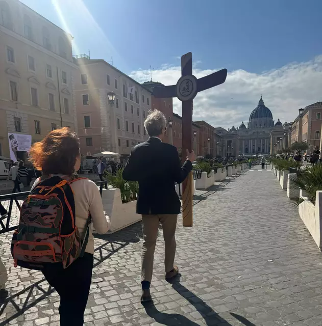 Der Kreuzträger führt die Pilgergruppe durch die „Pilgerspur“ in der Via della Conciliazione.    
 | Foto: Patricia Harant-Schagerl