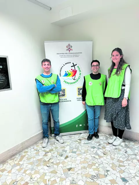 Die „Volunteers“ Davide Mazulla, Guido Velletoni und die Vorarlbergerin Melanie Spiegel (v. li.) wollen dazu beitragen, dass das Heilige Jahr 2025 gut klappt, und haben sich zwischen zwei Monaten und einem Jahr für den ehrenamtlichen Dienst verpflichtet.   
 | Foto: Planitzer