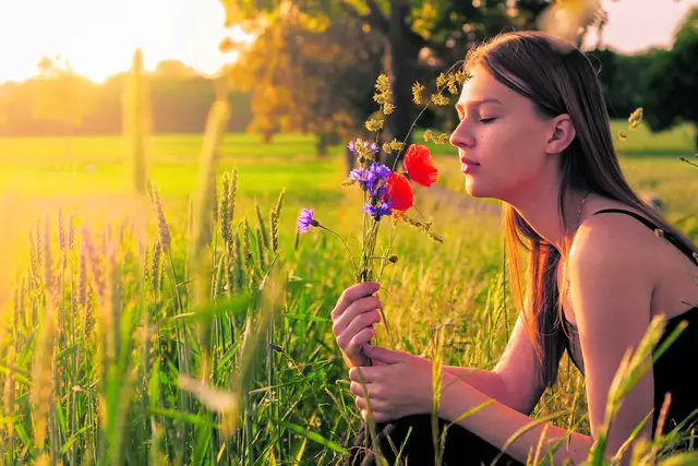 Ein Spaziergang nach einem Arbeitstag: Der Mensch ist aktiv beteiligt statt sich – wie beim Fernsehen – nur berieseln zu lassen.  | Foto: Foto: HappyHaus – stock.adobe.com