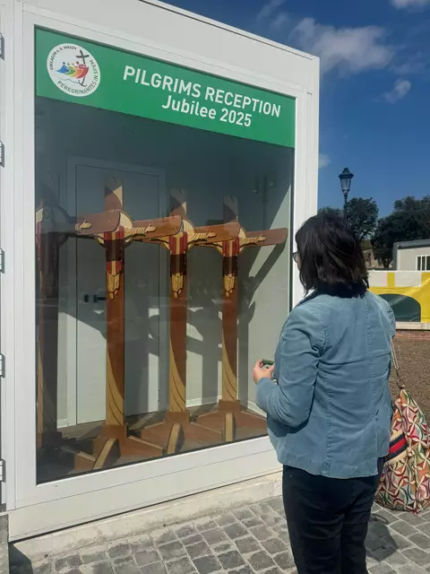 Patricia Harant-Schagerl vor dem Infopoint mit den Pilger-Kreuzen.   | Foto: Planitzer