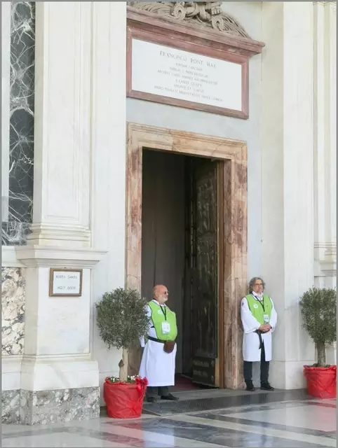 "Volunteers" an der Heiligen Pforte der Papstbasilika "Sankt Paul vor den Mauern". | Foto: Patricia Harant-Schagerl