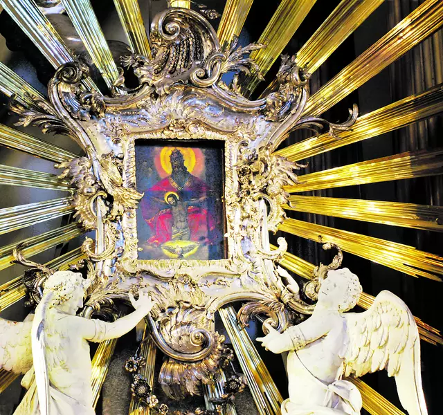 Das Dreifaltigkeitsbild aus dem Jahr 1614 bildet das Herzstück des vom Tiroler Baumeister Melchior Hefele konzipierte und 1755/56 errichteten Hochaltars der Wallfahrtsbasilika Sonntagberg. | Foto: Archiv