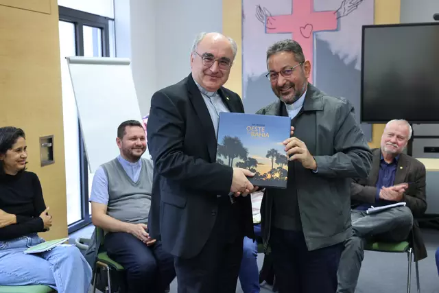Bei seinem Besuch in Graz übergab der brasilianische Bischof Dom Rubival Cabral Britto seinem Bischofskollegen „Dom Wilhelm“ einen Bildband über sein Diözesangebiet. | Foto: Neuhold