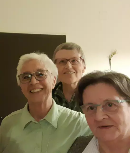 „Kräfte-Bündeln“ heißt es im Zuge der Zusammenlegung von Ordensprovinzen. Sr. Theresia Kiegerl rscj (l.) und Sr. Elsbeth Sonnek rscj (r.) gehen in Kürze in die Sacré-Coeur-Kommunität nach Wien. Sr. Angela Corsten rscj (Mitte) bricht auf nach Bonn, um mit 15 Mitschwestern zu wohnen, zu arbeiten und zu beten. | Foto: privat