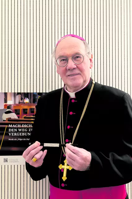 Bischof Dr. Alois Schwarz mit dem Pilgerarmband der Diözese St. Pölten zum 
Heiligen Jahr. Bei jeder der 13 „Kirchen der Hoffnung“ erhält man eine eckige „Perle“ mit einem Buchstaben, die man auf das Band auffädeln kann. Sind alle Buchstaben und Ziffern gesammelt, steht auf dem Armband „Heiliges Jahr 2025“.  | Foto: Diözese St. Pölten