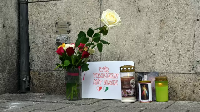 Trauer um die Opfer des Amoklaufs in Graz vor dem Wiener Stephansdom. | Foto: Kathpress/Johannes Pernsteiner