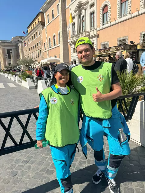 Eine Römerin und ein Römer als "Volunteers" im Einsatz in der Via della Conciliazione. | Foto: Planitzer