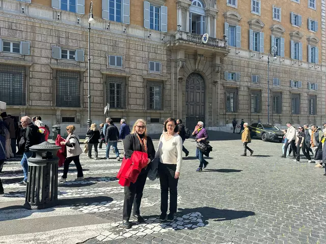  „Kirche bunt“-Chefredakteurin Sonja Planitzer und Redakteurin Patricia Harant-Schagerl in der Via della Conciliazione. | Foto: Planitzer