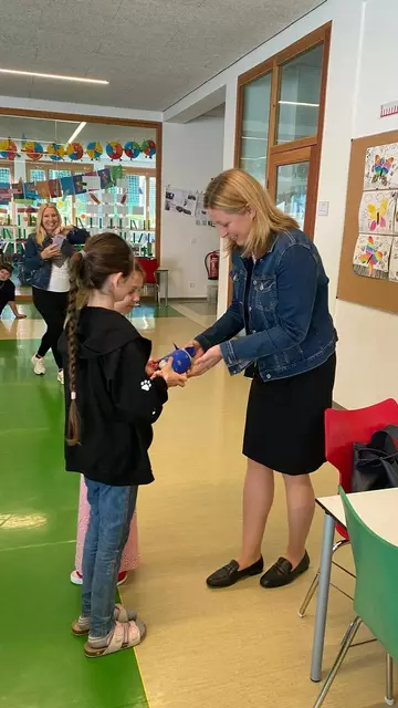 Mit großem Stolz übergaben die Kinder die gesammelten Spenden für die Caritas-Haussammlung an Caritas-Direktorin Nora Nödtling-Musenbichler. | Foto: Doris Fercher-Binder